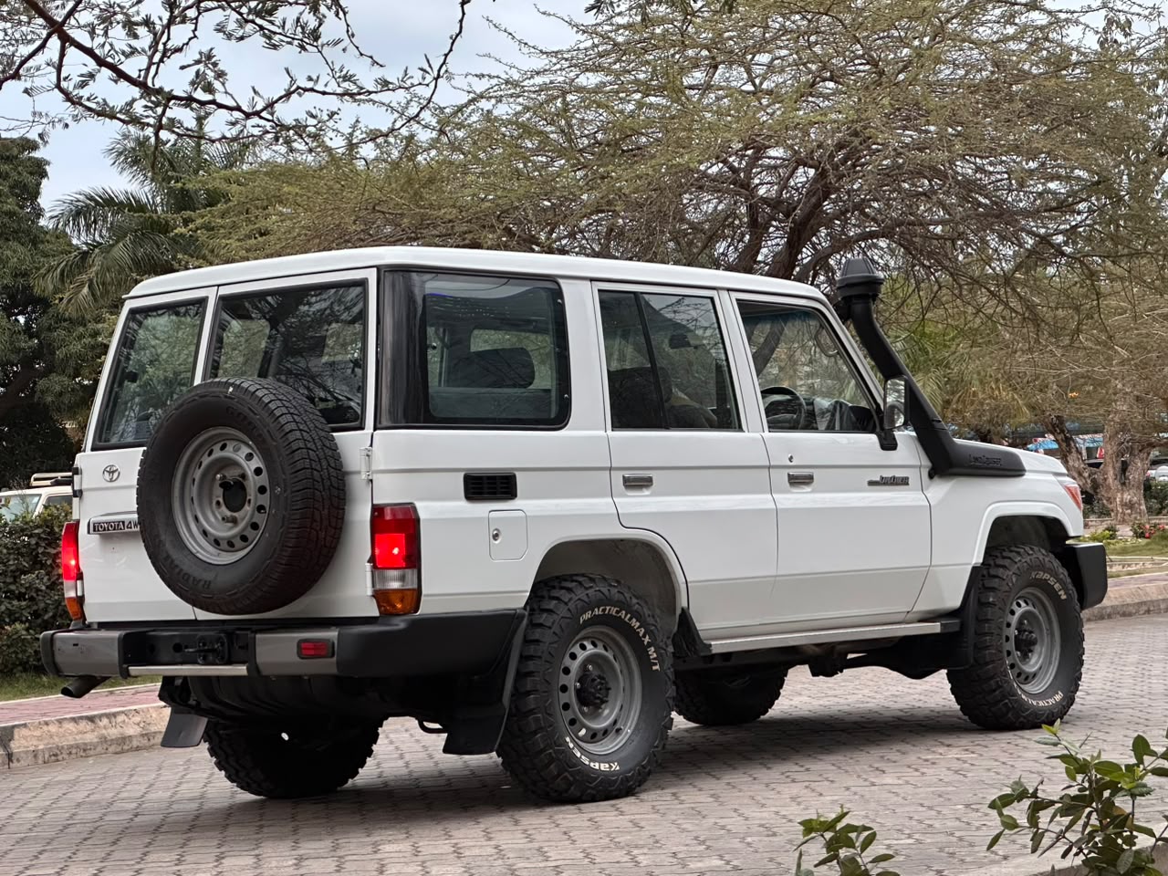 TOYOTA LAND CRUISER thumbnail 7